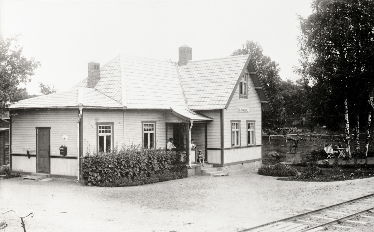 Hållplatsen Björkedal.