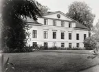 Huvudbyggningen åt trädgården. Huset uppfört på 1860-talet.