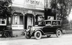 Karl Nilssons affär i Kråksmåla år 1928 (i samma hus är Kråksmåla sparbank inrättad till höger och nedre botten om verandan) och en Overland Wippet, 1928.