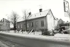 Bostadshus vid Södra vägen under vinterlansskap.