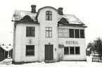 Ett hotell med eternitfasad under vintertid i Södra Vi.