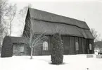 Frödinge kyrka under vintertid. Kyrkan är gjord av timmer.