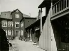 Bostadshus med träfasader på kv Rådmannens innergård. Bild tagen år 1908.