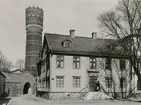 Västra Vallgatan 3 från år 1908, vid Larmtorget. Gamla vattentornet och Västerport i bakgrunden.