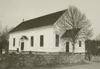 Karlslunda kyrka i Påryd. Nyklassicistisk stil med träfasad.