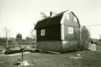 Källarhus. Tillbyggt i vinkel mot öster 1974.