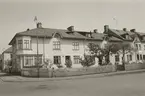 Radstående flerfamiljshus från första halvan av 1900-talet, på Drottning Margaretas väg i Kalmar.