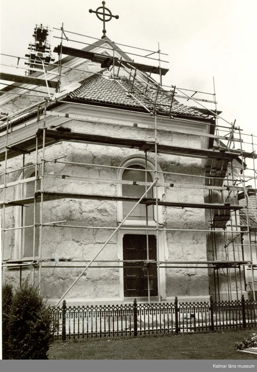 Fågelfors kyrka under renovering.