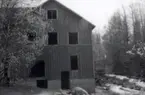 F.d. Finnforsens kvarn och snickerfabrik 1976. F.d. Kvarnen med Virserumsån t.h.