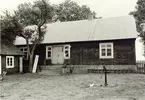 Bostadshus från gårdssida.
