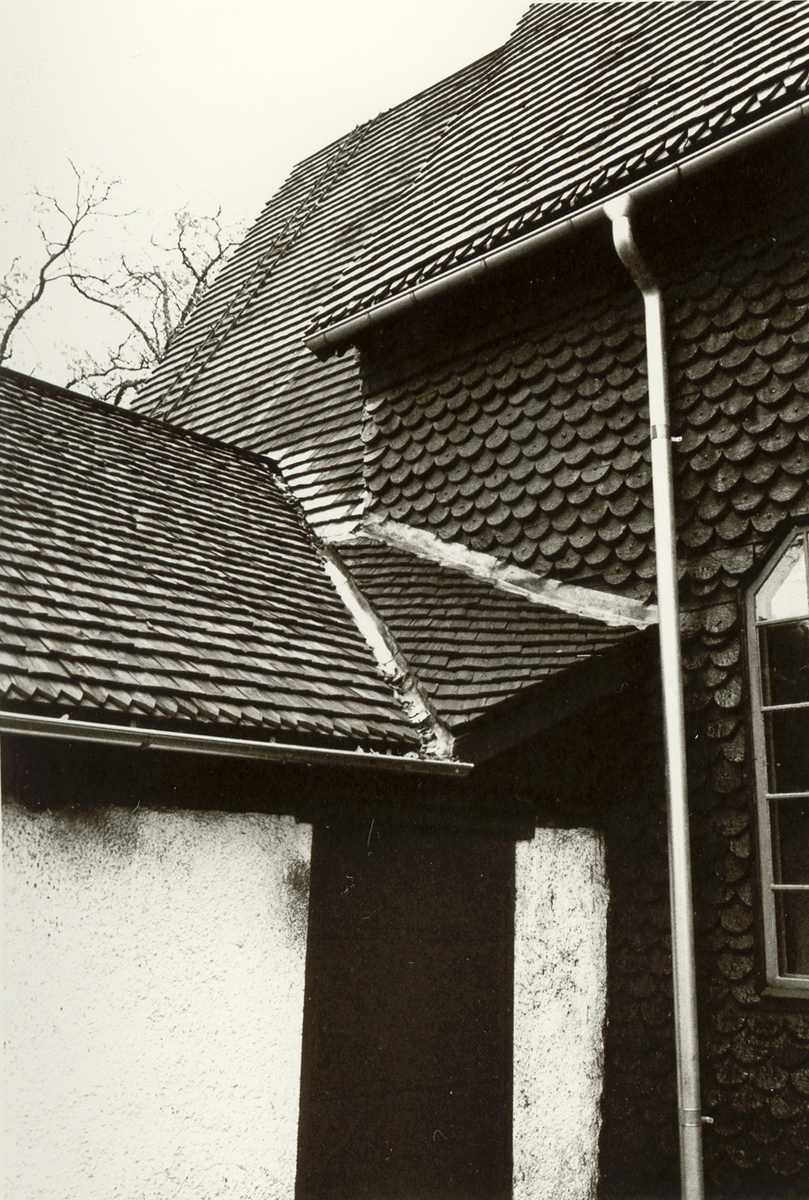 Pelarne kyrka efter restaurering. Plåtränna och plåtavtäckning mellan sakristia och långhus.