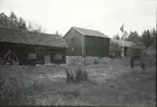 Ösjöfors handpappersbruk. Ladugård/magasin och mangårdsbyggnad från söder.