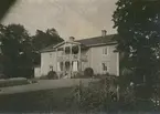 Fagerhults prästgård, med huvudingången från gården. Den är gulmålad med  en sexdelad plan. Gården uppfördes mellan 1800-1818. Den var tidigare rödmålad och hade i stället för veranda en låg kvist .