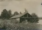 Gammal bostad vid stranden som sedermera fungerade som sjöbod.