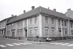 Fasader mot Larmgatan - Norra Långgatan Bilderna är tagna inom ramen för Kalmar kommuns inventering av Kvarnholmens bebyggelse 1970-1971 och skänkta till länsmuseet.