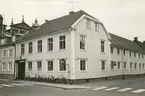 Fasad mot Östra Sjögatan - Fiskaregatan. Bilderna är tagna inom ramen för Kalmar kommuns inventering av Kvarnholmens bebyggelse 1970-1971 och skänkta till länsmuseet.