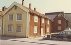 Bostadshus i kv Skrivaren. Träpanel och sadeltak. Bilderna är tagna inom ramen för Kalmar kommuns inventering av Kvarnholmens bebyggelse 1970-1971 och skänkta till länsmuseet.