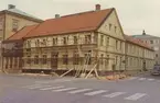 Nelsonska fastigheten, senare kommunkontor i kv Magistern. Bilderna är tagna inom ramen för Kalmar kommuns inventering av Kvarnholmens bebyggelse 1970-1971 och skänkta till länsmuseet.