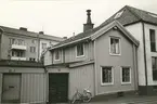 Byggnadsinventering juni 1974. Fasad mot Fiskaregatan. Bilderna är tagna inom ramen för Kalmar kommuns inventering av Kvarnholmens bebyggelse 1970-1971 och skänkta till länsmuseet.
