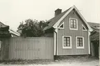 Byggnadsinventering  juni 1974, enfamiljsbostad med fasad mot grönområde. Bilderna är tagna inom ramen för Kalmar kommuns inventering av Kvarnholmens bebyggelse 1974 och skänkta till länsmuseet.