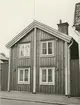 Byggnadsinventering juni 1974, bostadshus med
fasad mot Norra Långgatan. Bilderna är tagna inom ramen för Kalmar kommuns inventering av Kvarnholmens bebyggelse 1974 och skänkta till länsmuseet.