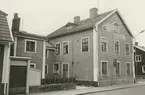 Byggnadsinventering juni 1974. bostadshus med fasad mot Storgatan. Bilderna är tagna inom ramen för Kalmar kommuns inventering av Kvarnholmens bebyggelse 1974 och skänkta till länsmuseet.