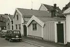 Byggnadsinventering juni 1974, bostadshus med fasad mot Norra Långgatan. Bilderna är tagna inom ramen för Kalmar kommuns inventering av Kvarnholmens bebyggelse 1974 och skänkta till länsmuseet.