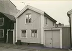 Byggnadsinventering juni 1974, bostadshus med fasad mot Storgatan. Bilderna är tagna inom ramen för Kalmar kommuns inventering av Kvarnholmens bebyggelse 1974 och skänkta till länsmuseet.