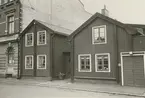 Byggnadsinventering juni 1974, bostadshus med fasad mot Storgatan. Bilderna är tagna inom ramen för Kalmar kommuns inventering av Kvarnholmens bebyggelse 1974 och skänkta till länsmuseet.