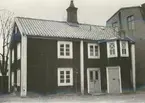 Kv Laken, fasad mot sydväst. Innergård till Södra Malmgatan 18. Byggnaden tillhörde tempelriddarna. Bilderna är tagna inom ramen för Kalmar kommuns inventering av Kalmars bebyggelse 1974 och skänkta till länsmuseet.