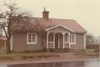 Bostadshus med liten veranda. Bilderna är tagna inom ramen för Kalmar kommuns inventering av stadens bebyggelse 1974 och skänkta till länsmuseet.