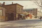 Byggnader längs Larmgatan i Kalmar 1970. Bilderna är tagna inom ramen för Kalmar kommuns inventering av Kvarnholmens bebyggelse 1970-1971 och skänkta till länsmuseet.