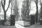 Huvudentrén till Södra kyrkogården i Kalmar.