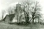 Ruin av gilleshuset framför Gärdslösa kyrka.