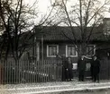 Det lilla gröna huset bakom Tripp-trapp-trull. Här bodde sjökapten Claes Emil Holmgren i 55 år, fram till sin död ??. Här fostrade han och hustrun elva barn varav nio överlevde fadern. Hustrun avled 1938. Claes Emil var till sjöss större delen av sitt liv och ägde bl a den sista kalmarbyggda träskutan, Astrid, som färdigställdes 1903 och senare seglade under namnet Falken II. Hon sprängdes 1968.