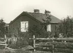 Stuga vid järnvägssstationen i Rinkabyholm. Den beboddes av änkefrun Karolina Gråberg från 1881 tills 1936,då hon avled 93 år gammal.