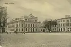 Kalmar Teater och Larmtorget på Kvarnholmen i Kalmar. På denna bild äver överbyggnaden till den komunala brunnen borttagen och ersatt av ett brunnslock.