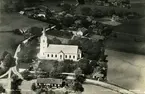 Flygfoto över Förlösa kyrka.