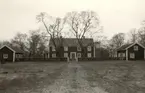 Huvudbyggnaden, förr ålderdomshem. Två epoker i gårdens historia.
