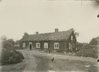 Statarstuga på Sundtorps gård. Nuvarande huset byggt 1822-1839. Tidigare var det två byggnader, vilka även fanns på 1760-talet.