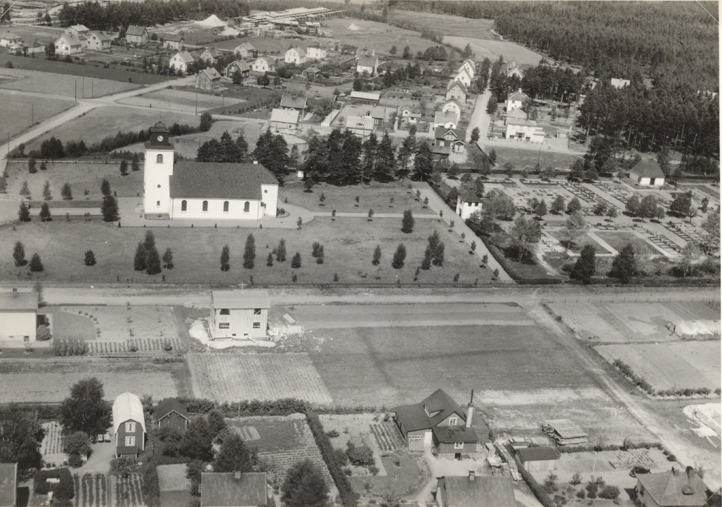 Flygfoto över Hultfreds kyrka.