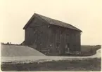 Gårdspånga marknadsplats. Finkan, arrestlokalen och krog på nedre botten. Magasin för marknadsvaror på den övre. Rivet i slutet av 1930-talet.