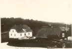 Lidhem. Äldre foto (1860-talet) av de numera rivna byggnaderna. Den nuvarande bebyggelsen är helt modern.