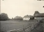 Toverums säteri. Mangården med från vänster huvudbyggningen, förvaltarflygel, avträde och uthuslänga.