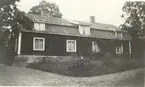 Bötterums gamla tingshus sett från trädgårdssidan.

Foto aug. 1931.