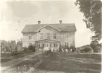Mangårdsbyggnaden, gårdssidan. Möjligen ett gammalt hus som moderniserats på 1870-talet. Färg grågul. - Plan sexdelad.