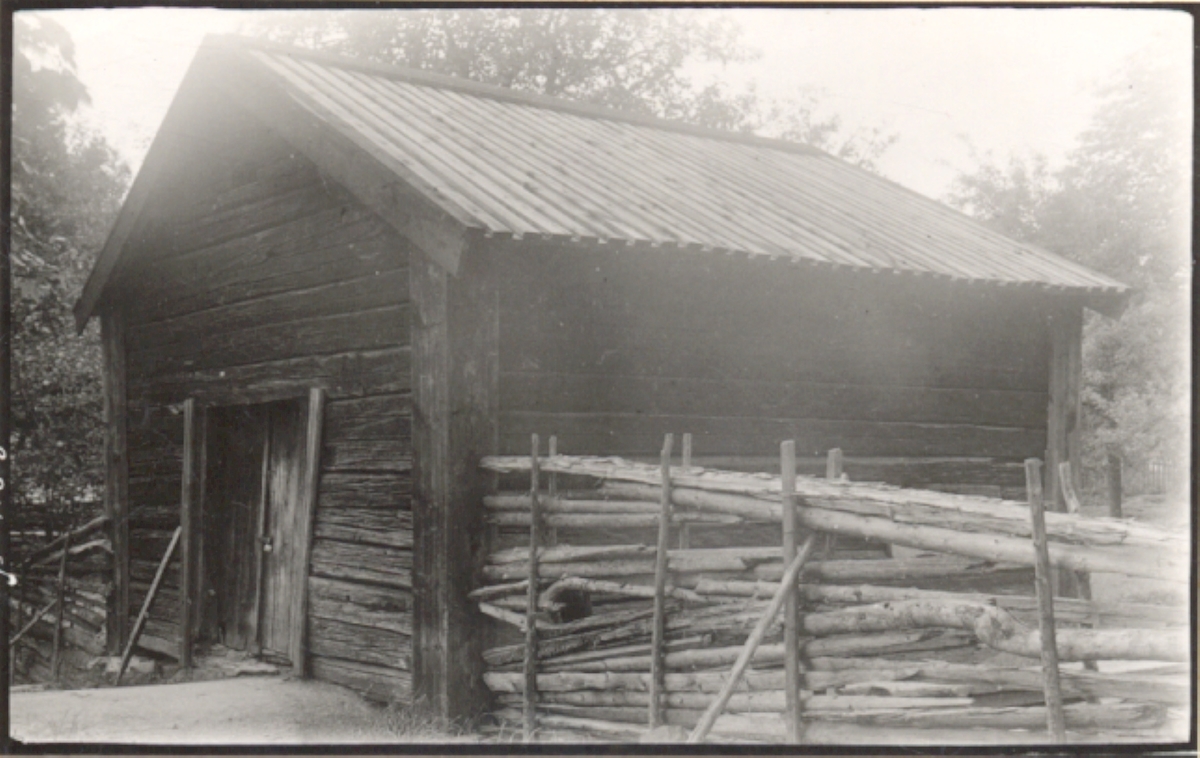 Höghult under Misterhults gård. Bod. Längd 4,90 meter precis, bredd 4,80 precis. Sedd från öster. Arrendator: Oskar Karlsson.