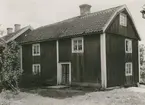 Mangårdsbyggnad. Längd 10 m.Bredd 5,5 m. Äldsta i Baggetorp. Under 1800-talets senare hälft bodde en riksdagsman Svensson där. Nu (1937) ortens JUF-lokal.