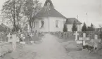 Motiv från Misterhults kyrka och kyrkogård.