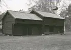 Ekonomibyggnad med korsknut på Misterhults hembygdsgård.